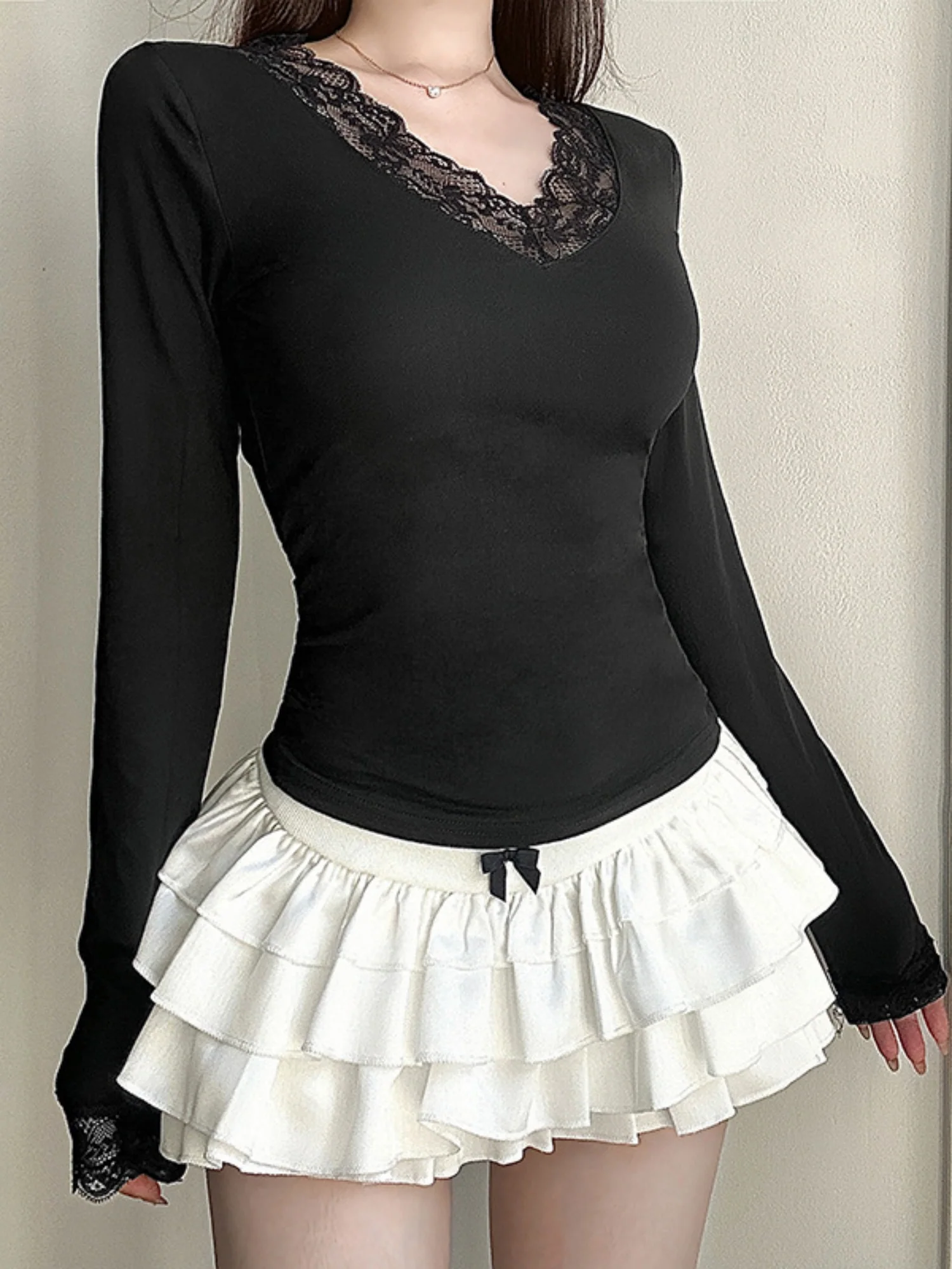 Lace Trim V-neck Long Sleeve Slimming Crop Top - Image 3